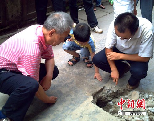 四川一地面离奇发热 专家称可能存在地热现象