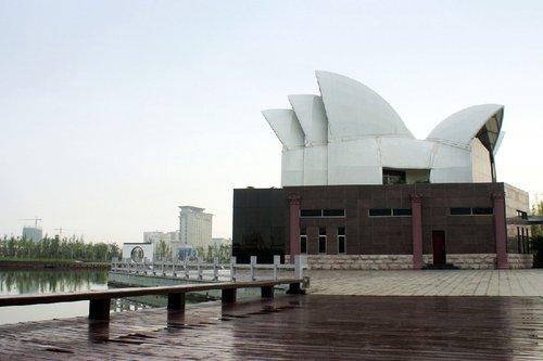 江苏贫困老区斥巨资连建山寨中国馆和歌剧院