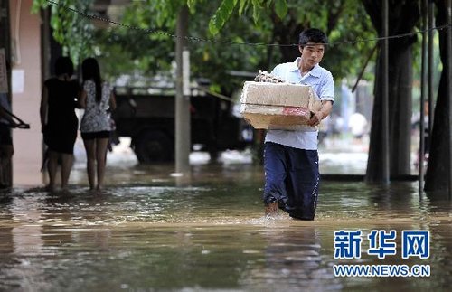 海南强降雨引发多个市县城市乡镇内涝 群众被困