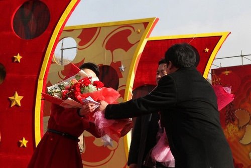 县委书记熊抱央视美女主持 追问我是不是男人