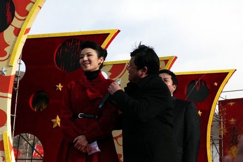 县委书记熊抱央视美女主持 追问我是不是男人