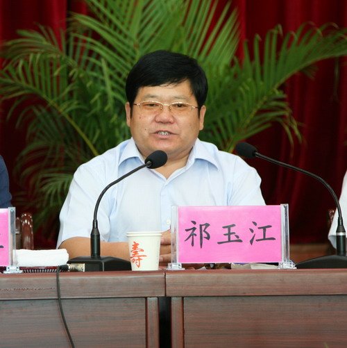 县委书记熊抱央视美女主持 追问我是不是男人