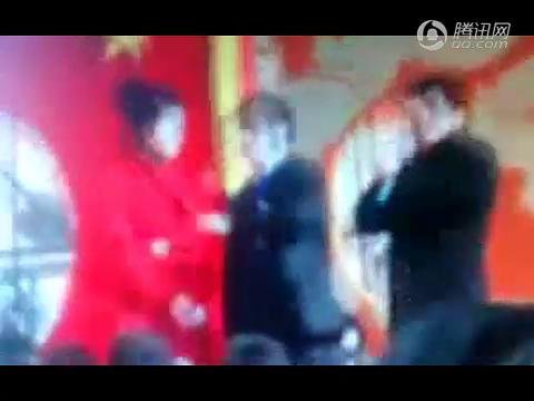 视频：实拍县委书记熊抱央视女主持