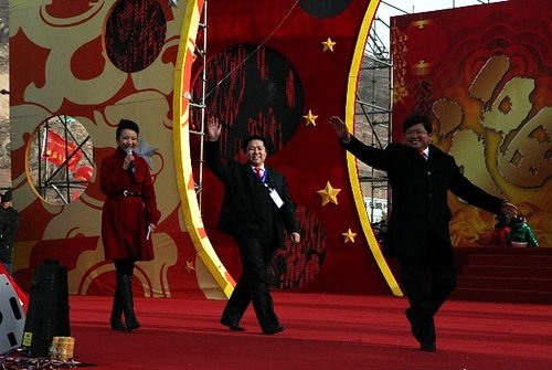 县委书记熊抱央视美女主持 追问我是不是男人