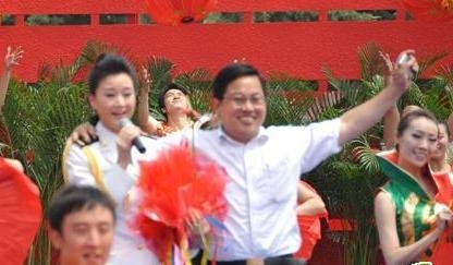河南濮阳干部“强搂”宋祖英遭行政拘留 已免职