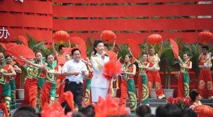 河南濮阳干部“强搂”宋祖英遭行政拘留 已免职